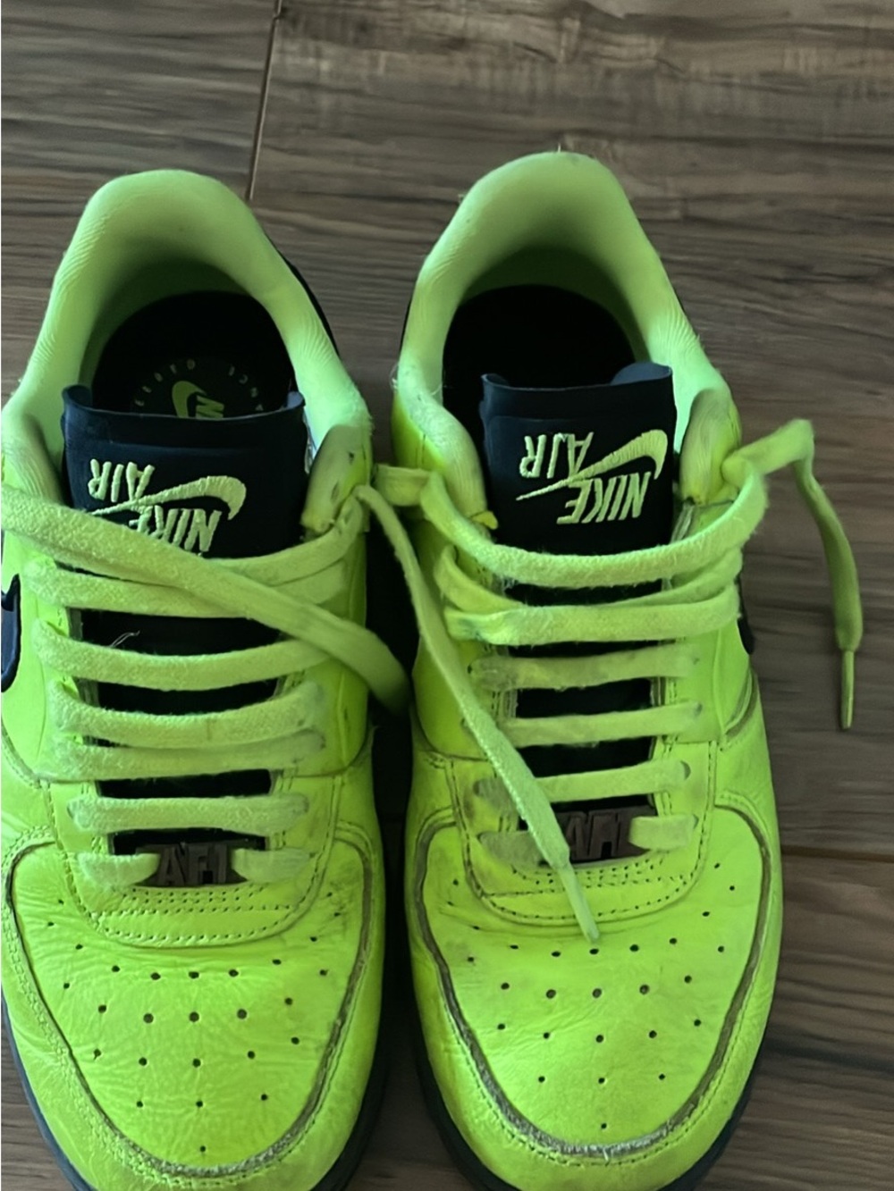 Nike Kids Neon Green and Black Low-Top Sneakers